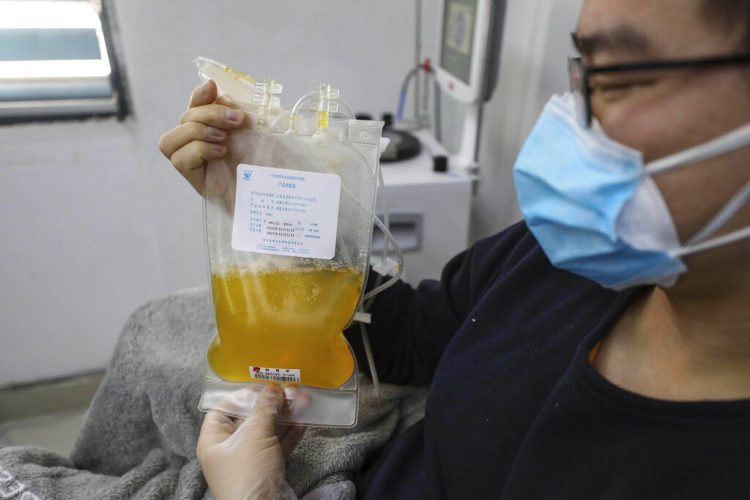 El doctor Zhou Min, un paciente recuperado del COVID-19, dona plasma en el banco de sangre en Wuhan, China. Foto: Chinatopix vía AP.