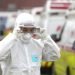 Un trabajador sanitario con ropa de protección se ajustas las gafas antes de trasladar pacientes en Daegú, Corea del Sur, el domingo 1 de marzo de 2020. Foto: Ryu Young-seok/Yonhap via AP.