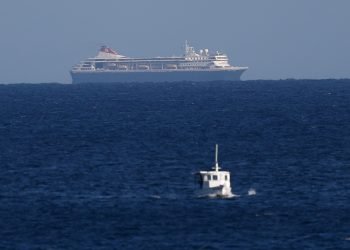 Crucero británico MS Braemar cerca del puerto del Mariel, Cuba, 17 de marzo de 2020. Foto: EFE/Yander Zamora.