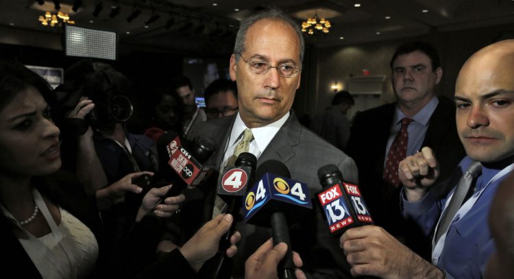 El alcalde Dan Gelber. Foto: Chris O'Meara/AP.