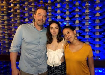 El actor estadounidense Ben Affleck (i) y la actriz cubana Ana de Armas (c) posan con una admiradora en la noche del jueves 5 de marzo, en la Fábrica de Arte Cubano (FAC), en La Habana. Foto: EFE.