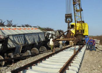 Trabajos de recuperación de los daños provocados por un descarrilamiento de un tren de carga en la provincia de Sancti Spíritus, Cuba. Foto: Reidel Gallo / Escambray.