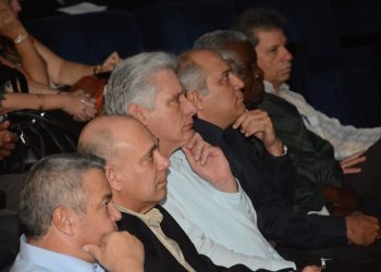 El presidente cubano Miguel Díaz-Canel (3-1) durante el balance anual del Ministerio de Cultura. A su lado, el ministro Alpidio Alonso (4-i) y otros dirigentes cubanos. Foto: @AlpidioAlonsoG/Twitter.