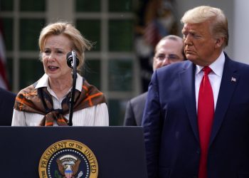 El presidente Donald Trump (derecha) escucha mientras la coordinadora de la Casa Blanca, para el coronavirus, doctora Deborah Birx, habla en conferencia de prensa en el rosedal de la Casa Blanca, Washington, el viernes 13 de marzo de 2020. Foto: Evan Vucci / AP.