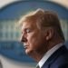 El presidente Donald Trump escucha durante una conferencia de prensa en la Casa Blanca, el martes 17 de marzo de 2020, en Washington. Foto: AP/Evan Vucci.