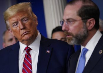 El presidente Donald Trump escucha mientras el secretario de Salud, Alex Azar, habla en conferencia de prensa en la Casa Blanca, Washington, viernes 20 de marzo de 2020. Foto: Evan Vucci/AP.