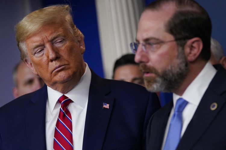 El presidente Donald Trump escucha mientras el secretario de Salud, Alex Azar, habla en conferencia de prensa en la Casa Blanca, Washington, viernes 20 de marzo de 2020. Foto: Evan Vucci/AP.