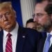 El presidente Donald Trump escucha mientras el secretario de Salud, Alex Azar, habla en conferencia de prensa en la Casa Blanca, Washington, viernes 20 de marzo de 2020. Foto: Evan Vucci/AP.