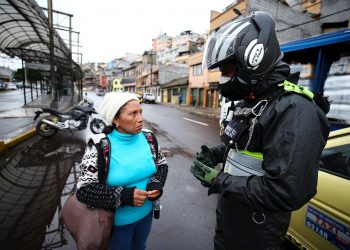 Policías realizan controles en las calles por el Covid-19, este martes, en Quito (Ecuador). Foto: EFE/ José Jácome.