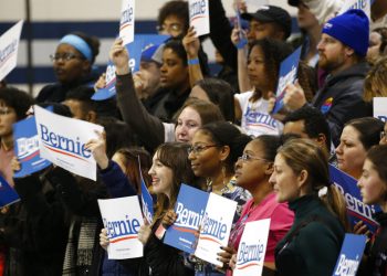 Simpatizantes del precandidato demócrata Bernie Sanders en un mitin en Virginia Beach, el 29 de febrero de 2020. Foto: Steve Helber/AP.