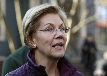 La senadora Elizabeth Warren habla con la prensa frente a su casa al anunciar su retiro de la contienda interna para elegir al candidato presidencial del Partido Demócrata, en Cambridge, Massachusetts, jueves 5 de marzo de 2020. Foto: AP/Steven Senne.