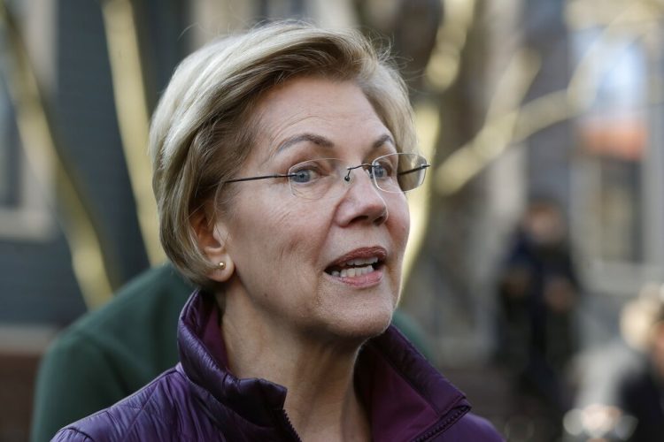 La senadora Elizabeth Warren habla con la prensa frente a su casa al anunciar su retiro de la contienda interna para elegir al candidato presidencial del Partido Demócrata, en Cambridge, Massachusetts, jueves 5 de marzo de 2020. Foto: AP/Steven Senne.