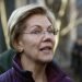 La senadora Elizabeth Warren habla con la prensa frente a su casa al anunciar su retiro de la contienda interna para elegir al candidato presidencial del Partido Demócrata, en Cambridge, Massachusetts, jueves 5 de marzo de 2020. Foto: AP/Steven Senne.