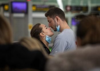 Una pareja se besa en el aeropuerto de Barcelona, España, el 12 de marzo de 2020. Foto: AP/Emilio Morenatti.