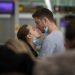 Una pareja se besa en el aeropuerto de Barcelona, España, el 12 de marzo de 2020. Foto: AP/Emilio Morenatti.
