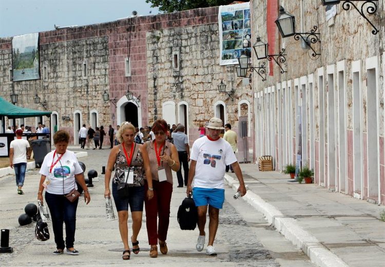 FitCuba es el mayor espacio expositivo y promocional de la industria del ocio en la isla, al que concurren empresarios, representantes de agencias de viajes, turoperadores, líneas aéreas, proveedores y otras empresas relacionadas con el turismo. Foto: EFE/Ernesto Mastrascusa/Archivo