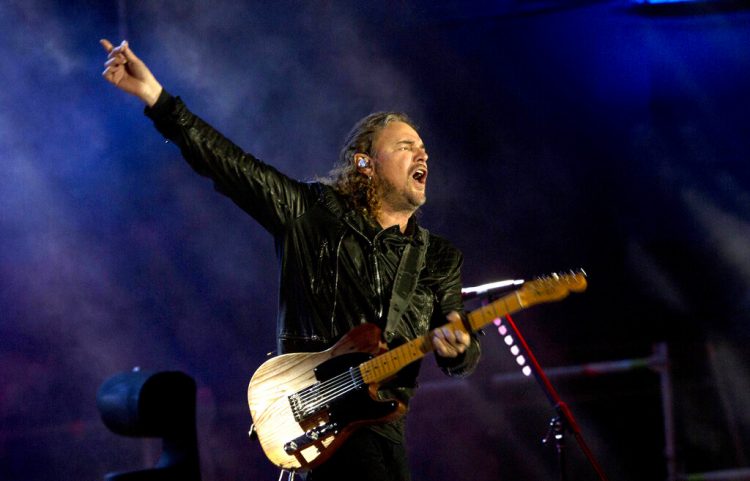 El vocalista de la banda mexicana Maná, Fher Olvera canta en el concierto Latino Power en La Paz, Bolivia. Olvera comparó la amenaza del COVID-19 con lo que enfrenta el mundo por el cambio climático, uno de los retos que más preocupan a Maná que desde 1996 creó la Fundación Ecológica Selva Negra para la preservación de especies, conservación del medio ambiente y educación ambiental.  Foto AP/Juan Karita, archivo.