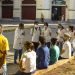 Médicos y estudiantes de medicina, que realizan pesquisas en La Habana para detectar posibles casos sospechosos de padecer la COVID-19. Foto: Otmaro Rodríguez.