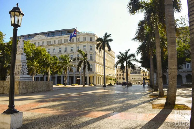 El Parque Central en La Habana, vacío en estos días de coronavirus. Fotos: Otmaro Rodríguez.