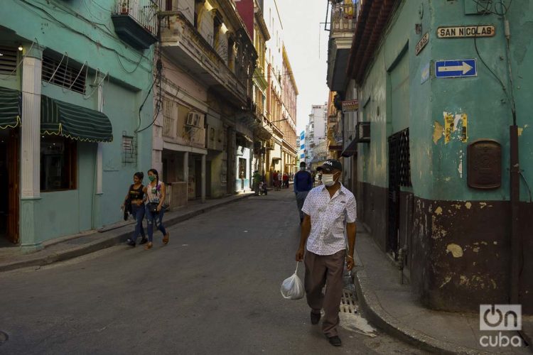 Personas usan nasobuco en La Habana, como medida de protección frente a la pandemia de coronavirus. Foto: Otmaro Rodríguez.