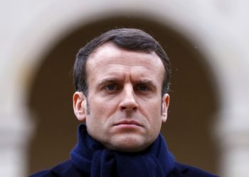 El presidente francés Emmanuel Macron durante una ceremonia en honor al periodista Jean Daniel. Foto: Christian Hartmann/Pool vía AP.