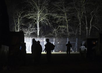 Soldados griegos vigilan la puerta fronteriza de Kastanies en la frontera con Turquía, el sábado 29 de febrero de 2020. Foto: Giannis Papanikos / AP.