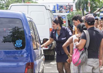 Una inspectora de transporte estatal en una parada de ómnibus en La Habana. Foto: Joyme Cuan / Tribuna de La Habana / Archivo.