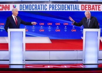 El exvicepresidente Joe Biden, izquierda, y el senador Bernie Sanders participan en un debate por la candidatura demócrata a la presidencia en los estudios de CNN en Washington, el domingo 15 de marzo de 2020. Foto: AP/Evan Vucci.