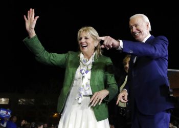 El ex vicepresidente Joe Biden, el aspirante a la candidatura demócrata a la candidatura demócrata a la presidencia, con su esposa, Jill, en un mitin en la noche electoral del Supermartes el martes 3 de marzo de 2020. Foto: Marcio Jose Sanchez/AP.