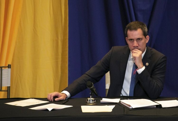 Juan Guaidó escucha durante una sesión del legislativo el pasado 4 de marzo. Foto: Ariana Cubillos/AP.