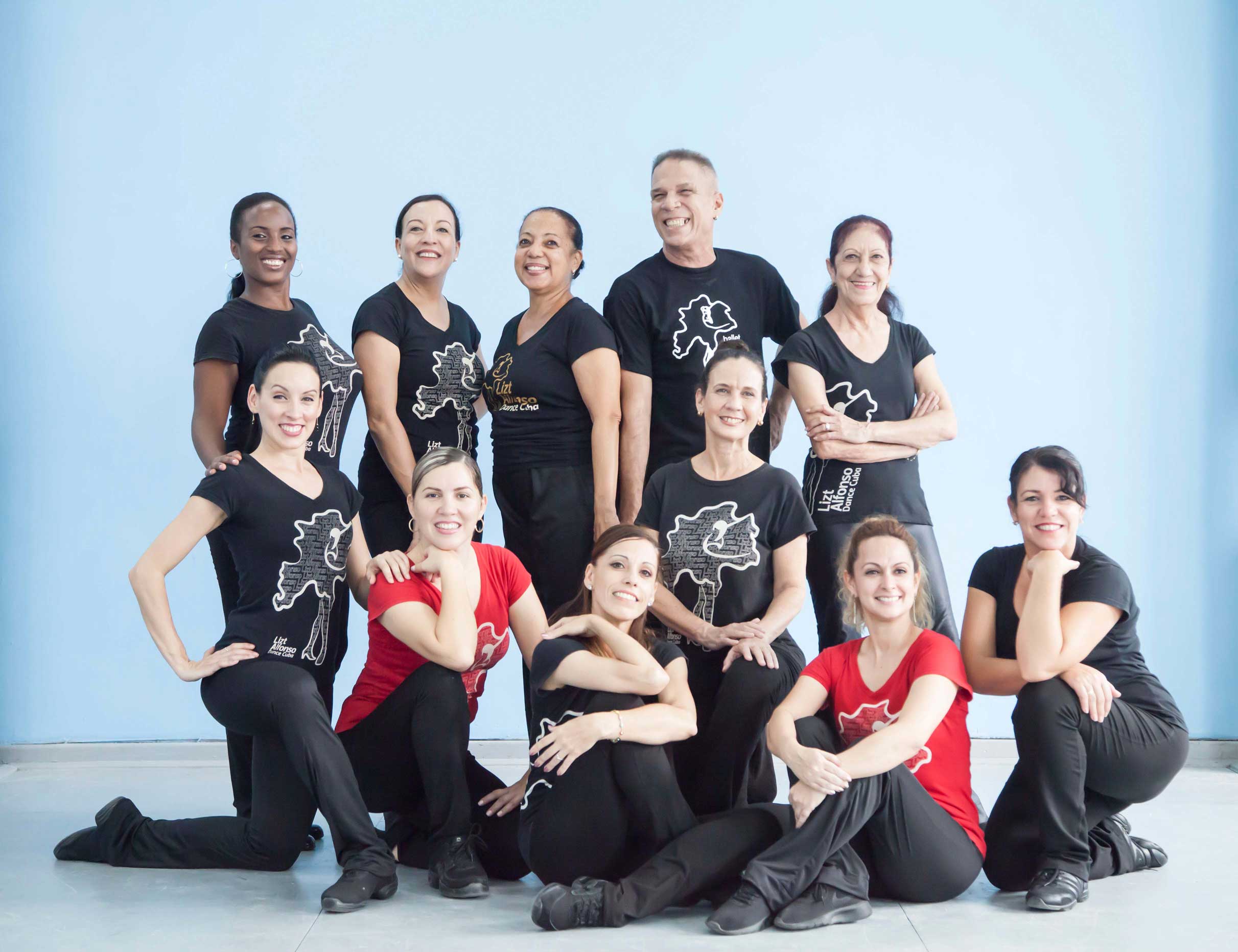 Parte del staff de maestros y ensayadores de la Compañía. Foto: Lizt Alfonso Dance Cuba.