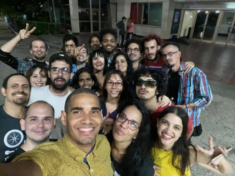 Luis Manuel Otero Alcántara (delante al centro) celebra con un selfie con sus amigos. Foto: Tomada de Facebook.