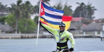 El español Álvaro de Marichalar durante la escala cubana de su vuelta al mundo en moto acuática. Foto: abc.es