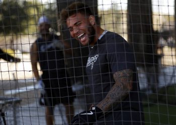 El tercera base de los Medias Blancas de Chicago Yoan Moncada bromea durante un entrenamiento de pretemporada el lunes 17 de febrero de 2020, en Phoenix. Foto: AP/Gregory Bull.