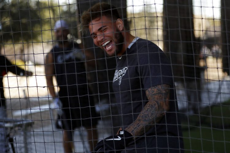 El tercera base de los Medias Blancas de Chicago Yoan Moncada bromea durante un entrenamiento de pretemporada el lunes 17 de febrero de 2020, en Phoenix. Foto: AP/Gregory Bull.