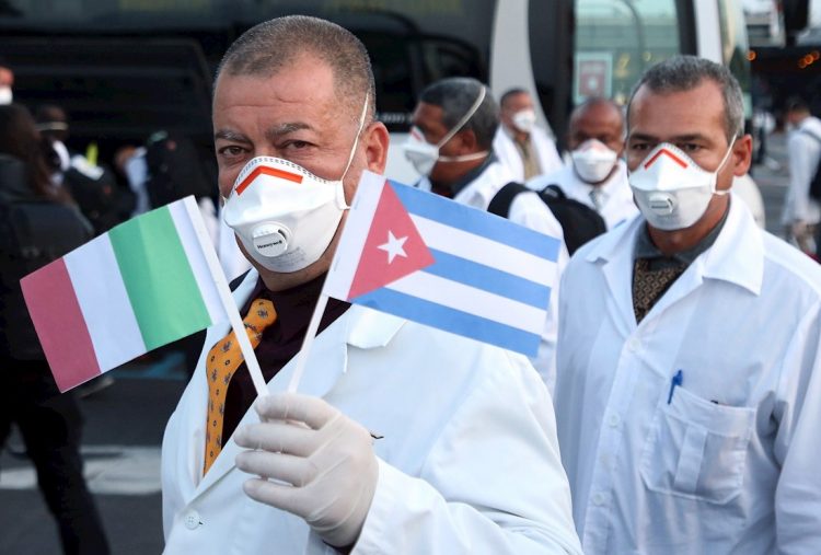 Médicos y enfermeros cubanos tras su llegada al aeropuerto de Malpensa, Italia, tras su llegada para ayudar al enfrentamiento contra la pandemia de COVID-19, el 22 de marzo de 2020. Foto: Mateo Bazzi / EFE.