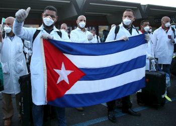 Médicos y enfermeros cubanos tras su llegada al aeropuerto de Malpensa, Italia, tras su llegada para ayudar al enfrentamiento contra la pandemia de COVID-19, el 22 de marzo de 2020. Foto: Mateo Bazzi / EFE.