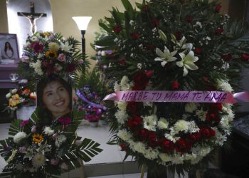 Una fotografía de Marbella Valdez se muestra junto a una corona de flores con el texto "Marbe, tu mamá te ama". (AP Foto/Emilio Espejel)