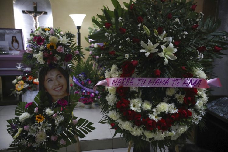 Una fotografía de Marbella Valdez se muestra junto a una corona de flores con el texto "Marbe, tu mamá te ama". (AP Foto/Emilio Espejel)