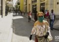 Una mujer usa un nasobuco en La Habana, como medida de seguridad frente a la COVID-19. Foto: Otmaro Rodríguez.