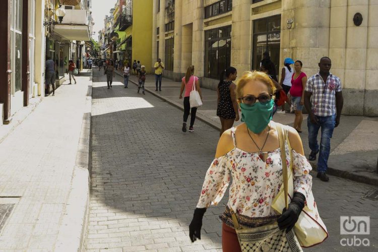 Una mujer usa un nasobuco en La Habana, como medida de seguridad frente a la COVID-19. Foto: Otmaro Rodríguez.