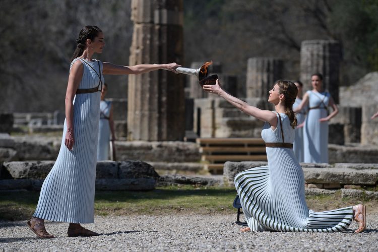 Mujeres vestidas de sacerdotisas participan en la ceremonia de encendido de la llama olímpica en la antigua Olimpia. Foto: Yorgos Karahalis/AP.