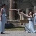 Mujeres vestidas de sacerdotisas participan en la ceremonia de encendido de la llama olímpica en la antigua Olimpia. Foto: Yorgos Karahalis/AP.