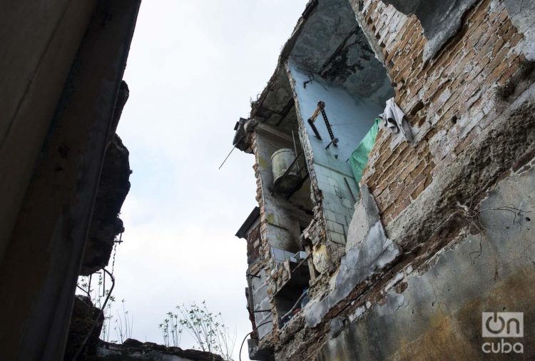 Edificio de La Habana en mal estado constructivo. Foto: Otmaro Rodríguez