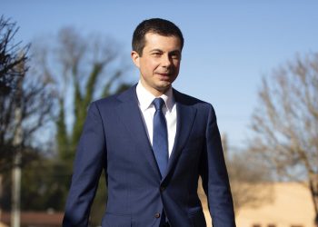 El precandidato presidencial demócrata Pete Buttigieg camina para hablar con la prensa, el domingo 1 de marzo de 2020, en Plains, Georgia. Foto: Matt Rourke/AP.