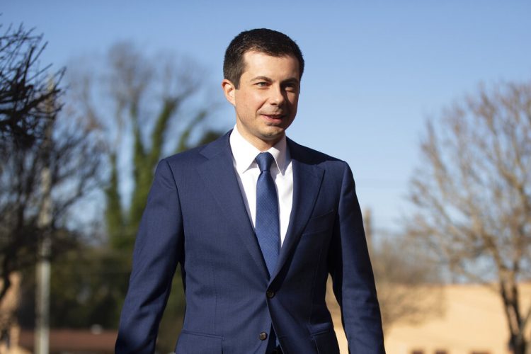 El precandidato presidencial demócrata Pete Buttigieg camina para hablar con la prensa, el domingo 1 de marzo de 2020, en Plains, Georgia. Foto: Matt Rourke/AP.