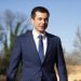 El precandidato presidencial demócrata Pete Buttigieg camina para hablar con la prensa, el domingo 1 de marzo de 2020, en Plains, Georgia. Foto: Matt Rourke/AP.