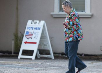 Una mujer acude a votar en las elecciones primarias en Pensacola, Florida, el 17 de marzo de 2020. Foto: Mike Kittrell / EFE.