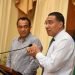 El primer ministro de Jamaica, Andrew Holness (derecha) y el ministro de Salud y Bienestar, el Dr. Christopher Tufton, durante una conferencia de prensa de emergencia. Foto: Adrian Walker, JIS, tomada de https://buzz-caribbean.com/