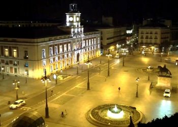 La Puerta del Sol en Madrid, en la noche del sábado 14 de marzo, vacía. Foto: skylinewebcams.com